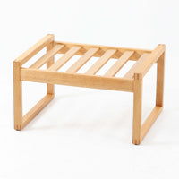 Borge Mogensenがデザインし、Fredericia社より製作されたModel 2248のオットマンです。オーク材を使用した堅牢なフレームは、北欧家具らしいシンプルで実用性を重視したデザインが魅力。直線的で無駄のない構造と、丁寧な木工による美しい仕上げが、モーエンセンの哲学を感じさせます。クッションにはやわらかなファブリックを張り、快適な座り心地を実現。オットマンとして足を休める用途はもちろん、スツールや補助椅子としても活躍します。同シリーズのラウンジチェアと組み合わせることで、より快適なくつろぎの空間を演出できる、北欧ビンテージならではの機能美を備えた一品です。