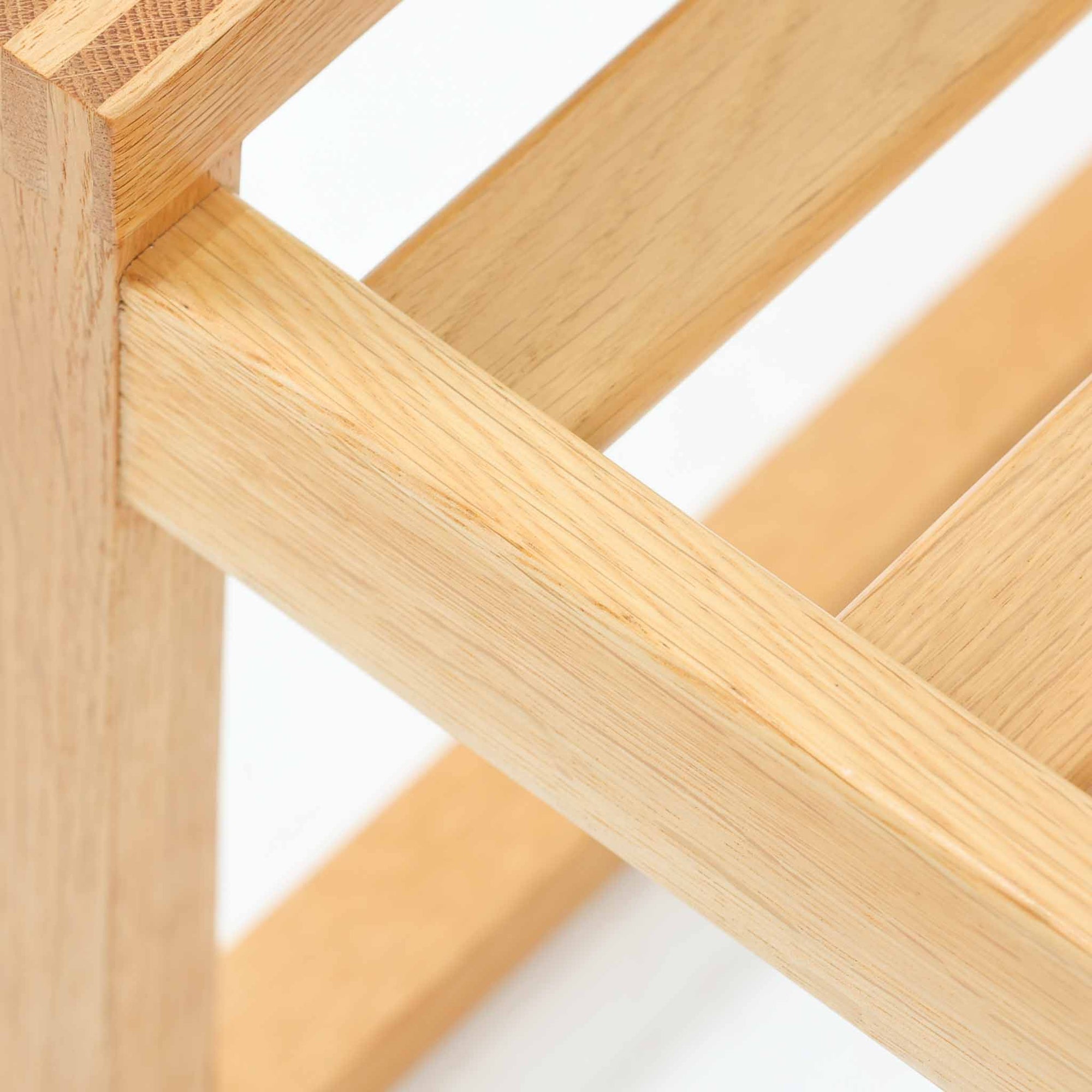 Borge Mogensenがデザインし、Fredericia社より製作されたModel 2248のオットマンです。オーク材を使用した堅牢なフレームは、北欧家具らしいシンプルで実用性を重視したデザインが魅力。直線的で無駄のない構造と、丁寧な木工による美しい仕上げが、モーエンセンの哲学を感じさせます。クッションにはやわらかなファブリックを張り、快適な座り心地を実現。オットマンとして足を休める用途はもちろん、スツールや補助椅子としても活躍します。同シリーズのラウンジチェアと組み合わせることで、より快適なくつろぎの空間を演出できる、北欧ビンテージならではの機能美を備えた一品です。