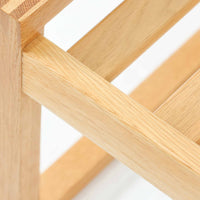 Borge Mogensenがデザインし、Fredericia社より製作されたModel 2248のオットマンです。オーク材を使用した堅牢なフレームは、北欧家具らしいシンプルで実用性を重視したデザインが魅力。直線的で無駄のない構造と、丁寧な木工による美しい仕上げが、モーエンセンの哲学を感じさせます。クッションにはやわらかなファブリックを張り、快適な座り心地を実現。オットマンとして足を休める用途はもちろん、スツールや補助椅子としても活躍します。同シリーズのラウンジチェアと組み合わせることで、より快適なくつろぎの空間を演出できる、北欧ビンテージならではの機能美を備えた一品です。