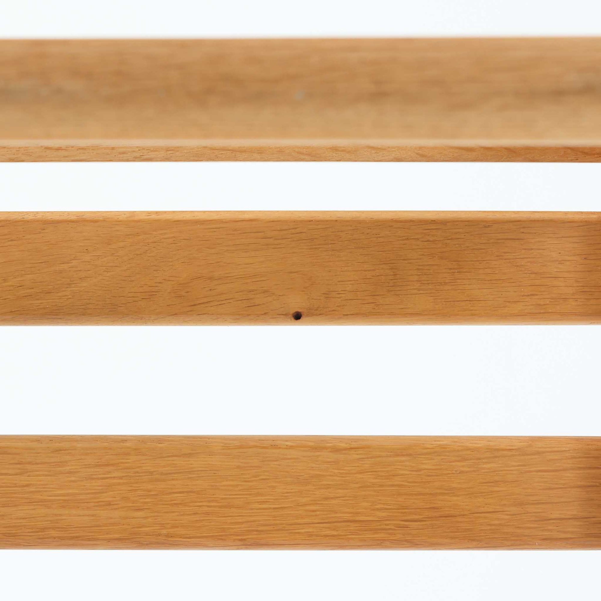 Borge Mogensenがデザインし、Fredericia社より製作されたModel 2248のオットマンです。オーク材を使用した堅牢なフレームは、北欧家具らしいシンプルで実用性を重視したデザインが魅力。直線的で無駄のない構造と、丁寧な木工による美しい仕上げが、モーエンセンの哲学を感じさせます。クッションにはやわらかなファブリックを張り、快適な座り心地を実現。オットマンとして足を休める用途はもちろん、スツールや補助椅子としても活躍します。同シリーズのラウンジチェアと組み合わせることで、より快適なくつろぎの空間を演出できる、北欧ビンテージならではの機能美を備えた一品です。