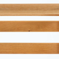 Borge Mogensenがデザインし、Fredericia社より製作されたModel 2248のオットマンです。オーク材を使用した堅牢なフレームは、北欧家具らしいシンプルで実用性を重視したデザインが魅力。直線的で無駄のない構造と、丁寧な木工による美しい仕上げが、モーエンセンの哲学を感じさせます。クッションにはやわらかなファブリックを張り、快適な座り心地を実現。オットマンとして足を休める用途はもちろん、スツールや補助椅子としても活躍します。同シリーズのラウンジチェアと組み合わせることで、より快適なくつろぎの空間を演出できる、北欧ビンテージならではの機能美を備えた一品です。