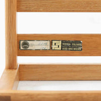 Borge Mogensenがデザインし、Fredericia社より製作されたModel 2248のオットマンです。オーク材を使用した堅牢なフレームは、北欧家具らしいシンプルで実用性を重視したデザインが魅力。直線的で無駄のない構造と、丁寧な木工による美しい仕上げが、モーエンセンの哲学を感じさせます。クッションにはやわらかなファブリックを張り、快適な座り心地を実現。オットマンとして足を休める用途はもちろん、スツールや補助椅子としても活躍します。同シリーズのラウンジチェアと組み合わせることで、より快適なくつろぎの空間を演出できる、北欧ビンテージならではの機能美を備えた一品です。