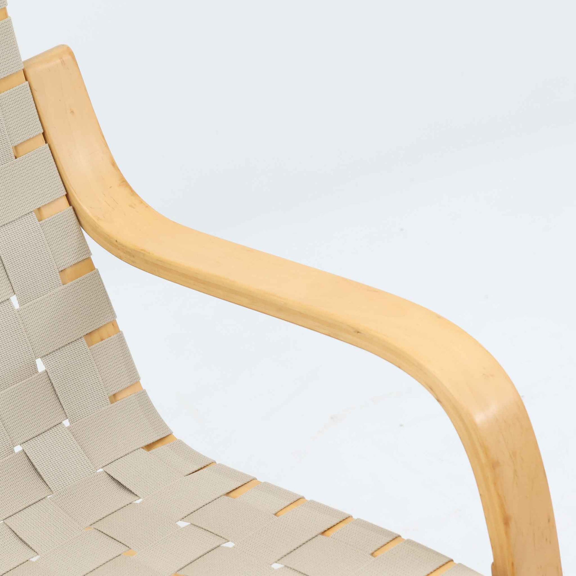 Alvar Aaltoがデザインし、Artekより製作されたNo.406アームチェアです。しなやかな曲線を描くバーチ材の成形フレームが特徴で、浮遊感のあるフォルムと軽やかな佇まいが空間に北欧らしい美しさをもたらします。座面と背もたれにはウェビングテープが張られ、適度な弾力と通気性の良い快適な座り心地を実現。アアルトの有機的なデザイン思想が感じられる一脚で、リビングやラウンジでの寛ぎの時間を彩るビンテージチェアです。