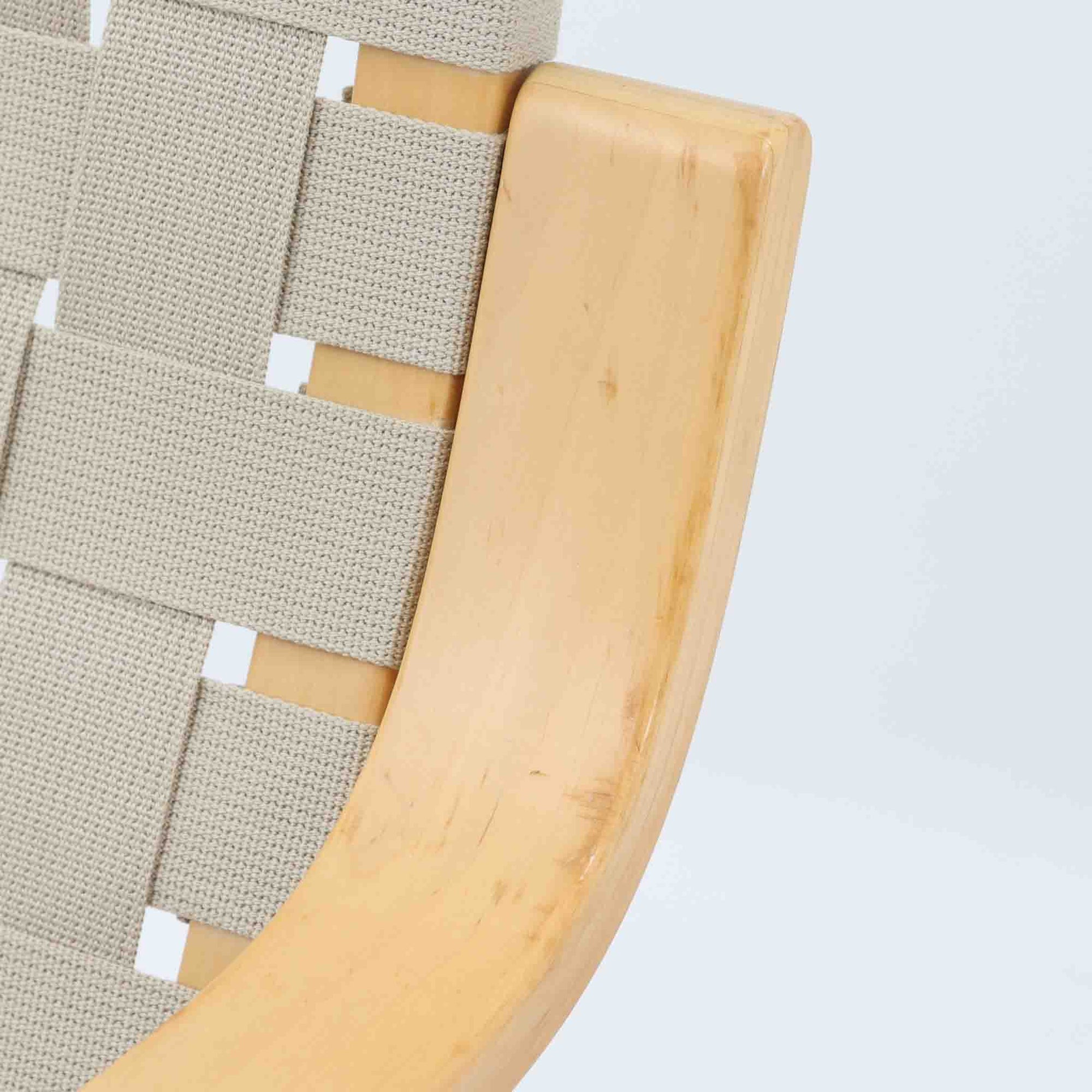 Alvar Aaltoがデザインし、Artekより製作されたNo.406アームチェアです。しなやかな曲線を描くバーチ材の成形フレームが特徴で、浮遊感のあるフォルムと軽やかな佇まいが空間に北欧らしい美しさをもたらします。座面と背もたれにはウェビングテープが張られ、適度な弾力と通気性の良い快適な座り心地を実現。アアルトの有機的なデザイン思想が感じられる一脚で、リビングやラウンジでの寛ぎの時間を彩るビンテージチェアです。