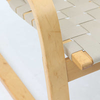 Alvar Aaltoがデザインし、Artekより製作されたNo.406アームチェアです。しなやかな曲線を描くバーチ材の成形フレームが特徴で、浮遊感のあるフォルムと軽やかな佇まいが空間に北欧らしい美しさをもたらします。本品は1996年製の個体で、ビンテージならではの雰囲気をお楽しみいただけます。座面と背もたれにはウェビングテープが張られ、適度な弾力と通気性の良い快適な座り心地を実現。アアルトの有機的なデザイン思想が感じられる一脚で、リビングやラウンジでの寛ぎの時間を彩るビンテージチェアです。