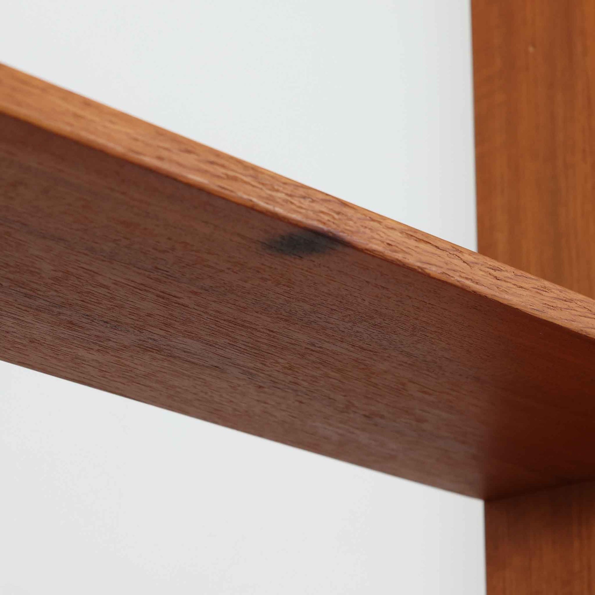 スウェーデン製のこちらのオープンシェルフは、チーク材の温かな木目とオーク材の脚部を組み合わせた軽やかな佇まいが魅力で、上段の棚板と下段のスライド扉収納を備えた実用性の高い構成が特徴の北欧ビンテージ家具です。丸い掘り込み取手や細身のフレームなど繊細なディテールが空間を柔らかく彩り、本や雑貨、食器などを美しく見せながら整頓でき、経年で深まった木肌の風合いがインテリアに落ち着きと温もりを与える一台です。