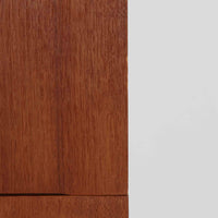 スウェーデン製のこちらのオープンシェルフは、チーク材の温かな木目とオーク材の脚部を組み合わせた軽やかな佇まいが魅力で、上段の棚板と下段のスライド扉収納を備えた実用性の高い構成が特徴の北欧ビンテージ家具です。丸い掘り込み取手や細身のフレームなど繊細なディテールが空間を柔らかく彩り、本や雑貨、食器などを美しく見せながら整頓でき、経年で深まった木肌の風合いがインテリアに落ち着きと温もりを与える一台です。