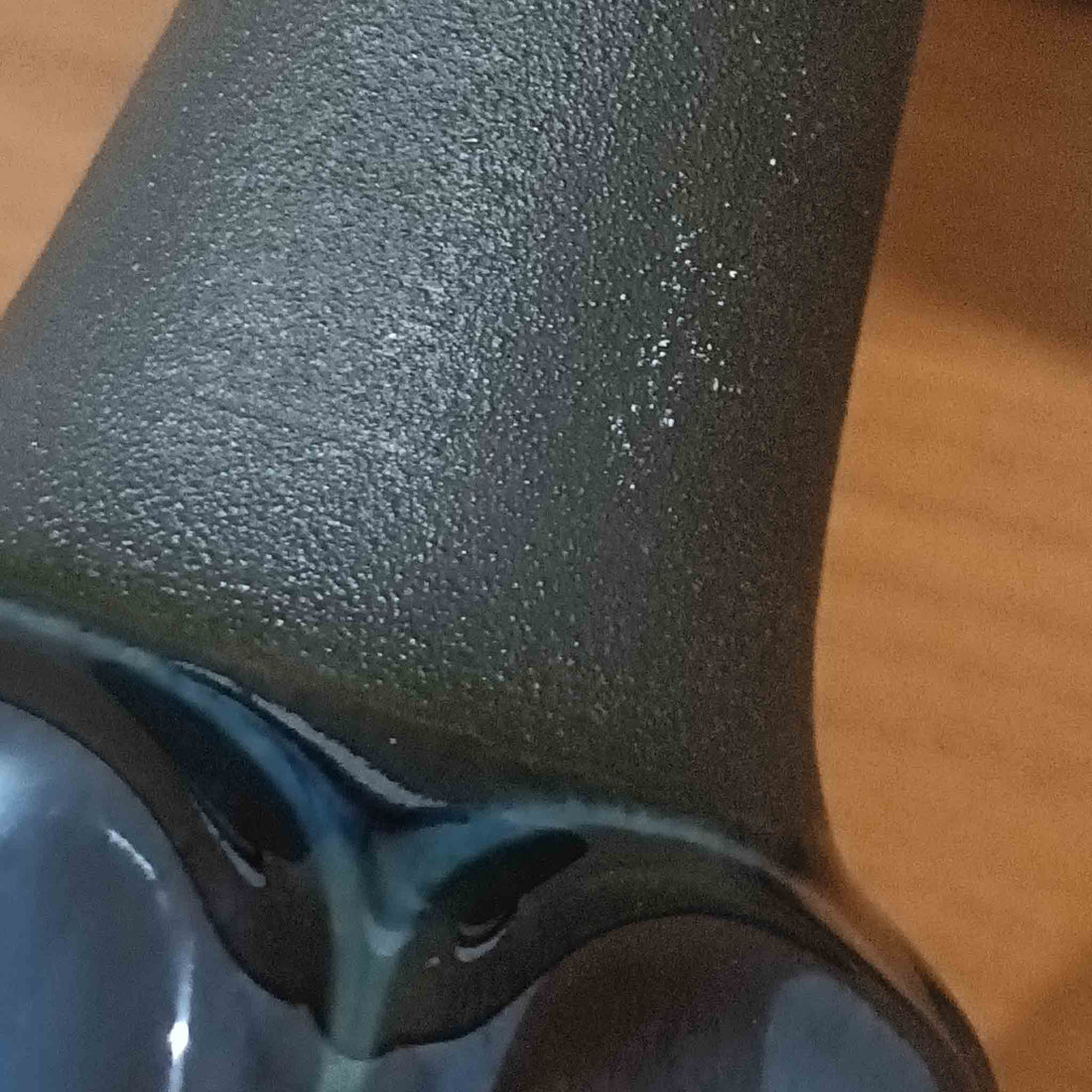 Einar JohansenがSoholm Keramik（スーホルム・セラミック）のためにデザインしたモデル1031は、深みのあるブルーの釉薬と立体的な面取りが織りなす陰影が美しい陶磁器ベースが特徴で、上部のマットな質感との対比がモダンで彫刻的な存在感を放つ北欧ビンテージ品です。プリーツシェードを透ける柔らかな灯りが落ち着いた雰囲気をつくり、ベッドサイドやリビングのアクセント照明として取り入れやすく、経年で深まった釉薬の表情が一点物ならではの魅力を一層引き立てています。