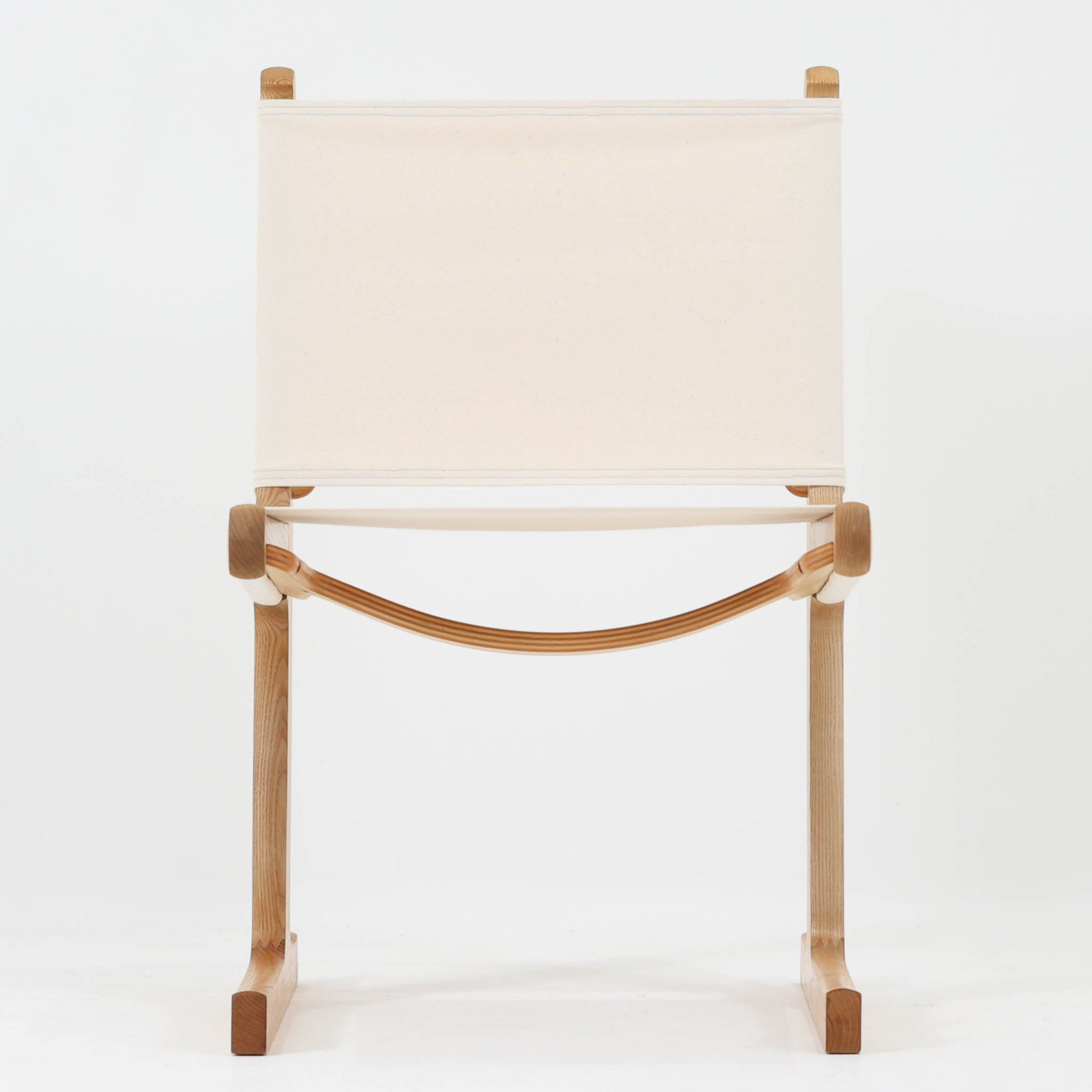 Ditte & Adrian Heathがデザインし、France & Sonが製作したModel 594チェアです。オーク材の無垢フレームは緩やかな曲線を描く構造となっており、軽快さと強度を両立。背と座には帆布を張り、身体をやさしく受け止めるハンモックのような座り心地が魅力です。直線と曲線が調和した端正なフォルムは、空間に静かな存在感をもたらします。経年で味わいを増した木肌とシンプルな素材使いが、北欧ビンテージならではの美しさを感じさせる一脚です。ロゴプレートより1960年代半ば～1969年頃に作成されたと推測されます。