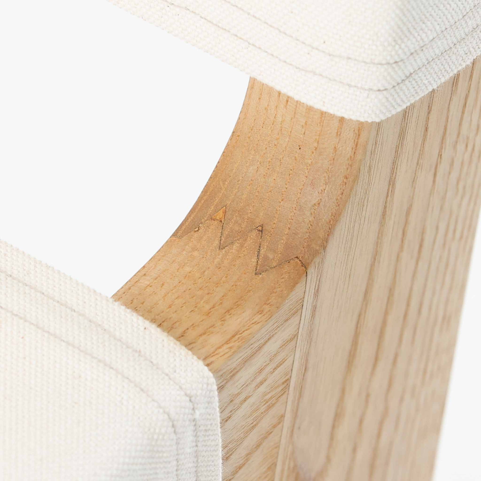 Ditte &amp; Adrian Heathがデザインし、France &amp; Sonが製作したModel 594チェアです。オーク材の無垢フレームは緩やかな曲線を描く構造となっており、軽快さと強度を両立。背と座には帆布を張り、身体をやさしく受け止めるハンモックのような座り心地が魅力です。直線と曲線が調和した端正なフォルムは、空間に静かな存在感をもたらします。経年で味わいを増した木肌とシンプルな素材使いが、北欧ビンテージならではの美しさを感じさせる一脚です。ロゴプレートより1960年代半ば～1969年頃に作成されたと推測されます。