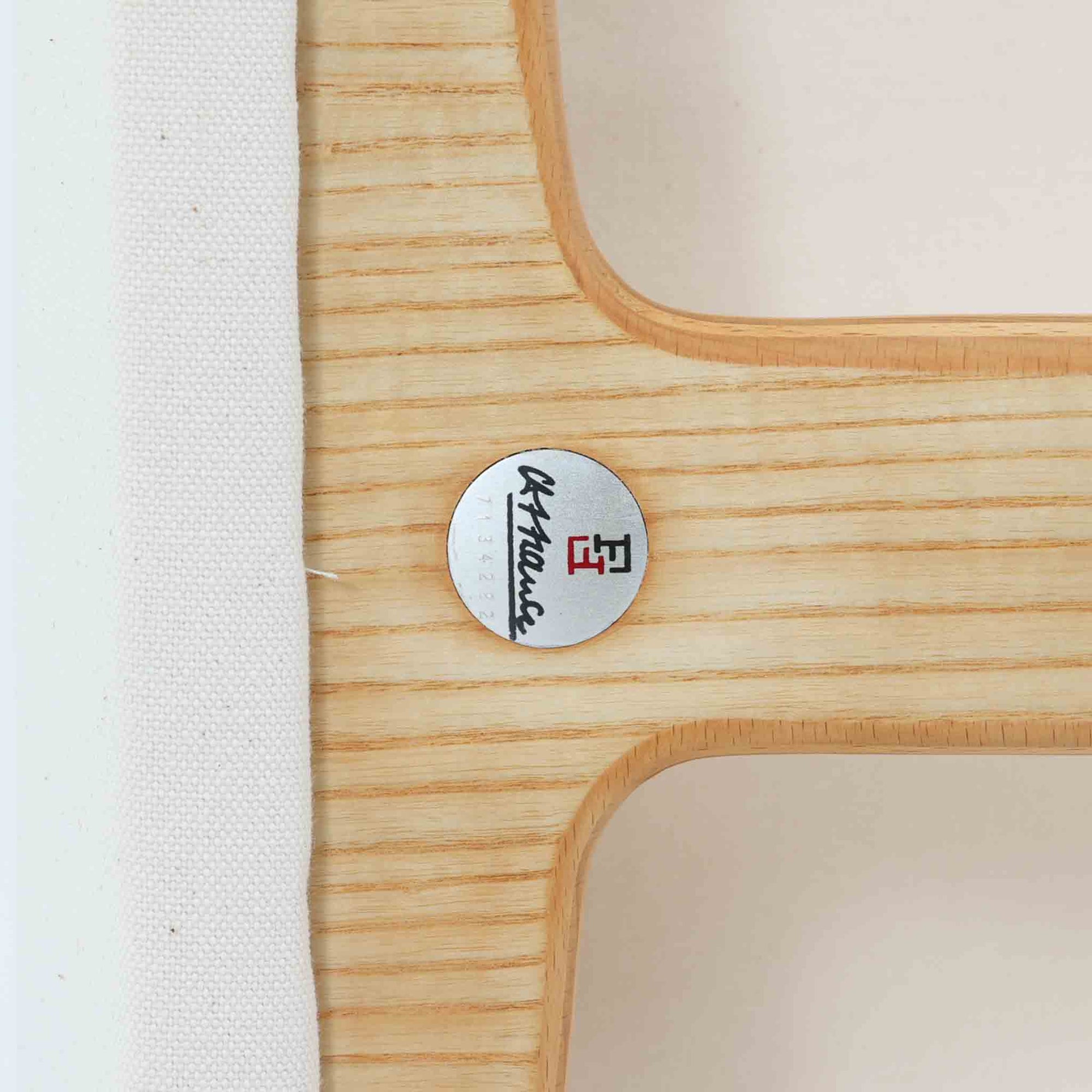 Ditte &amp; Adrian Heathがデザインし、France &amp; Sonが製作したModel 594チェアです。オーク材の無垢フレームは緩やかな曲線を描く構造となっており、軽快さと強度を両立。背と座には帆布を張り、身体をやさしく受け止めるハンモックのような座り心地が魅力です。直線と曲線が調和した端正なフォルムは、空間に静かな存在感をもたらします。経年で味わいを増した木肌とシンプルな素材使いが、北欧ビンテージならではの美しさを感じさせる一脚です。ロゴプレートより1960年代半ば～1969年頃に作成されたと推測されます。