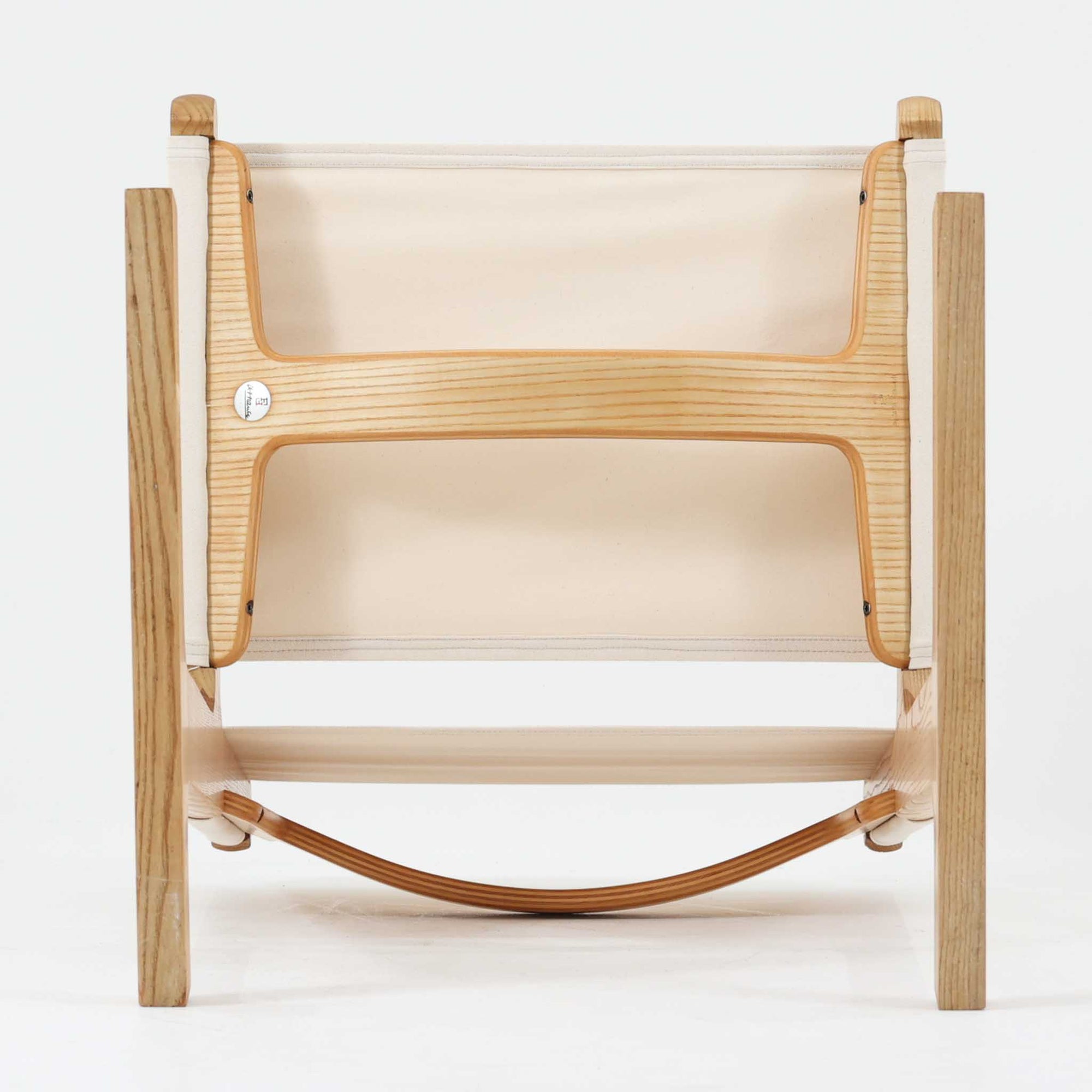 Ditte &amp; Adrian Heathがデザインし、France &amp; Sonが製作したModel 594チェアです。オーク材の無垢フレームは緩やかな曲線を描く構造となっており、軽快さと強度を両立。背と座には帆布を張り、身体をやさしく受け止めるハンモックのような座り心地が魅力です。直線と曲線が調和した端正なフォルムは、空間に静かな存在感をもたらします。経年で味わいを増した木肌とシンプルな素材使いが、北欧ビンテージならではの美しさを感じさせる一脚です。ロゴプレートより1960年代半ば～1969年頃に作成されたと推測されます。