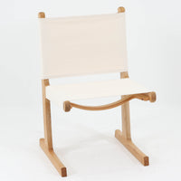 Ditte & Adrian Heathがデザインし、France & Sonが製作したModel 594チェアです。オーク材の無垢フレームは緩やかな曲線を描く構造となっており、軽快さと強度を両立。背と座には帆布を張り、身体をやさしく受け止めるハンモックのような座り心地が魅力です。直線と曲線が調和した端正なフォルムは、空間に静かな存在感をもたらします。経年で味わいを増した木肌とシンプルな素材使いが、北欧ビンテージならではの美しさを感じさせる一脚です。ロゴプレートより1960年代半ば～1969年頃に作成されたと推測されます。