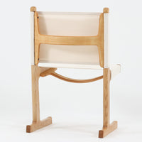 Ditte & Adrian Heathがデザインし、France & Sonが製作したModel 594チェアです。オーク材の無垢フレームは緩やかな曲線を描く構造となっており、軽快さと強度を両立。背と座には帆布を張り、身体をやさしく受け止めるハンモックのような座り心地が魅力です。直線と曲線が調和した端正なフォルムは、空間に静かな存在感をもたらします。経年で味わいを増した木肌とシンプルな素材使いが、北欧ビンテージならではの美しさを感じさせる一脚です。ロゴプレートより1960年代半ば～1969年頃に作成されたと推測されます。