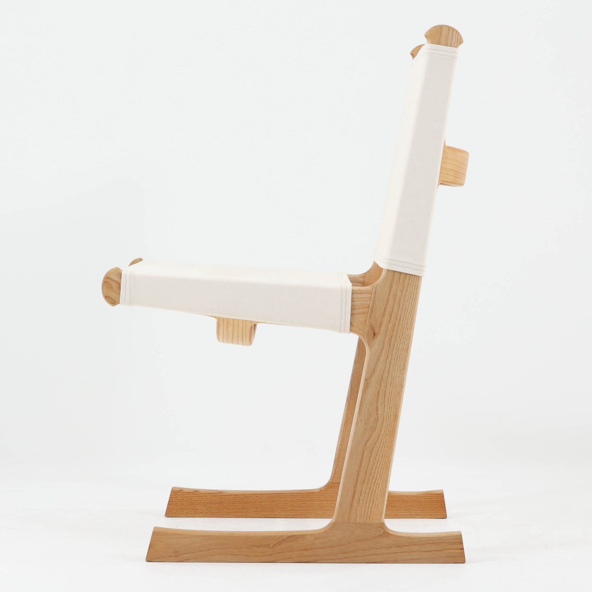 Ditte &amp; Adrian Heathがデザインし、France &amp; Sonが製作したModel 594チェアです。オーク材の無垢フレームは緩やかな曲線を描く構造となっており、軽快さと強度を両立。背と座には帆布を張り、身体をやさしく受け止めるハンモックのような座り心地が魅力です。直線と曲線が調和した端正なフォルムは、空間に静かな存在感をもたらします。経年で味わいを増した木肌とシンプルな素材使いが、北欧ビンテージならではの美しさを感じさせる一脚です。ロゴプレートより1960年代半ば～1969年頃に作成されたと推測されます。