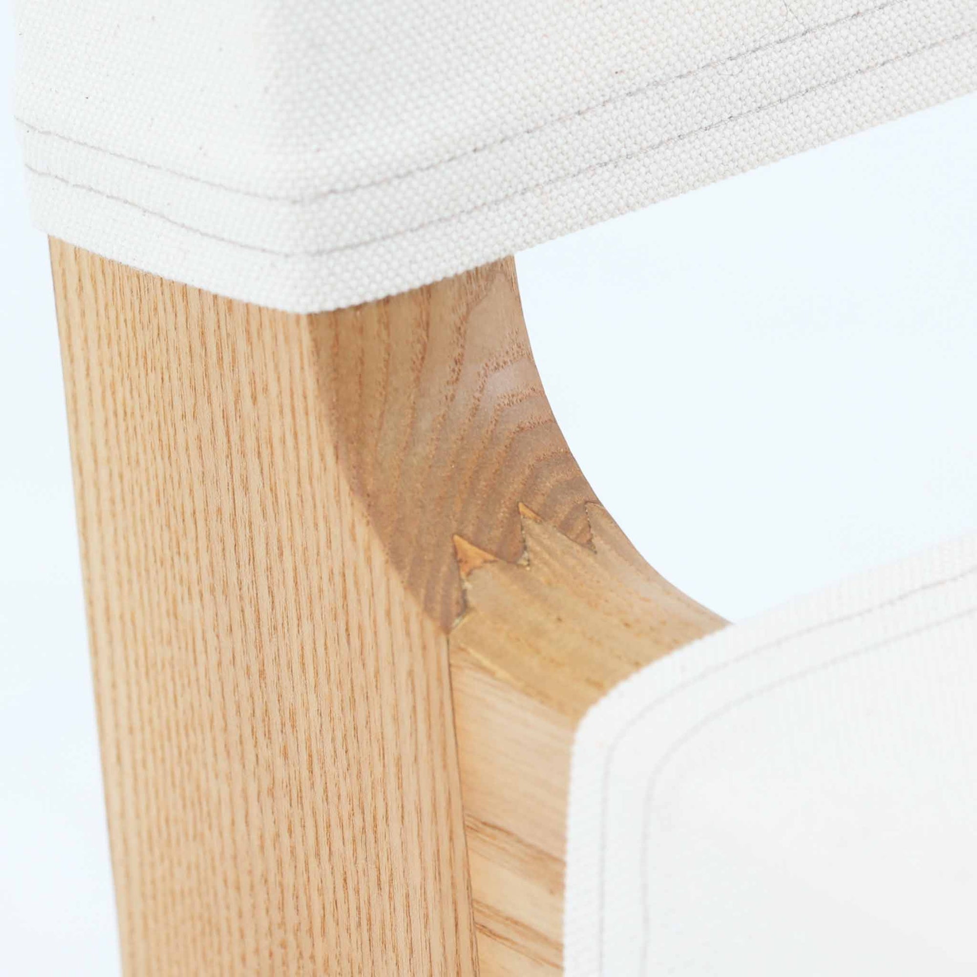 Ditte &amp; Adrian Heathがデザインし、France &amp; Sonが製作したModel 594チェアです。オーク材の無垢フレームは緩やかな曲線を描く構造となっており、軽快さと強度を両立。背と座には帆布を張り、身体をやさしく受け止めるハンモックのような座り心地が魅力です。直線と曲線が調和した端正なフォルムは、空間に静かな存在感をもたらします。経年で味わいを増した木肌とシンプルな素材使いが、北欧ビンテージならではの美しさを感じさせる一脚です。ロゴプレートより1960年代半ば～1969年頃に作成されたと推測されます。