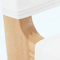 Ditte & Adrian Heathがデザインし、France & Sonが製作したModel 594チェアです。オーク材の無垢フレームは緩やかな曲線を描く構造となっており、軽快さと強度を両立。背と座には帆布を張り、身体をやさしく受け止めるハンモックのような座り心地が魅力です。直線と曲線が調和した端正なフォルムは、空間に静かな存在感をもたらします。経年で味わいを増した木肌とシンプルな素材使いが、北欧ビンテージならではの美しさを感じさせる一脚です。ロゴプレートより1960年代半ば～1969年頃に作成されたと推測されます。