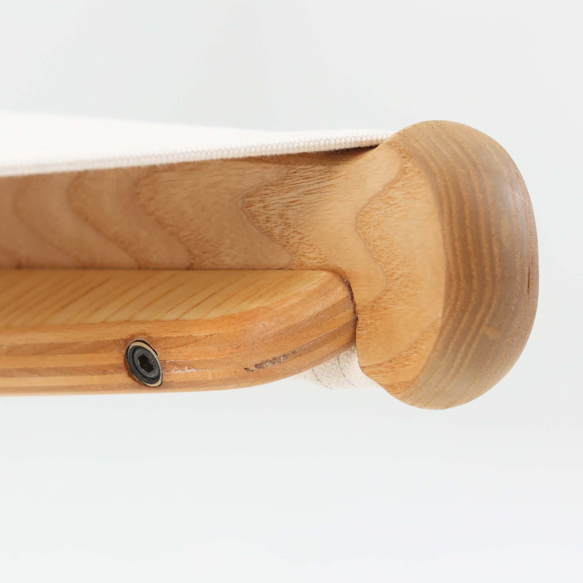 Ditte &amp; Adrian Heathがデザインし、France &amp; Sonが製作したModel 594チェアです。オーク材の無垢フレームは緩やかな曲線を描く構造となっており、軽快さと強度を両立。背と座には帆布を張り、身体をやさしく受け止めるハンモックのような座り心地が魅力です。直線と曲線が調和した端正なフォルムは、空間に静かな存在感をもたらします。経年で味わいを増した木肌とシンプルな素材使いが、北欧ビンテージならではの美しさを感じさせる一脚です。ロゴプレートより1960年代半ば～1969年頃に作成されたと推測されます。