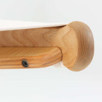 Ditte & Adrian Heathがデザインし、France & Sonが製作したModel 594チェアです。オーク材の無垢フレームは緩やかな曲線を描く構造となっており、軽快さと強度を両立。背と座には帆布を張り、身体をやさしく受け止めるハンモックのような座り心地が魅力です。直線と曲線が調和した端正なフォルムは、空間に静かな存在感をもたらします。経年で味わいを増した木肌とシンプルな素材使いが、北欧ビンテージならではの美しさを感じさせる一脚です。ロゴプレートより1960年代半ば～1969年頃に作成されたと推測されます。