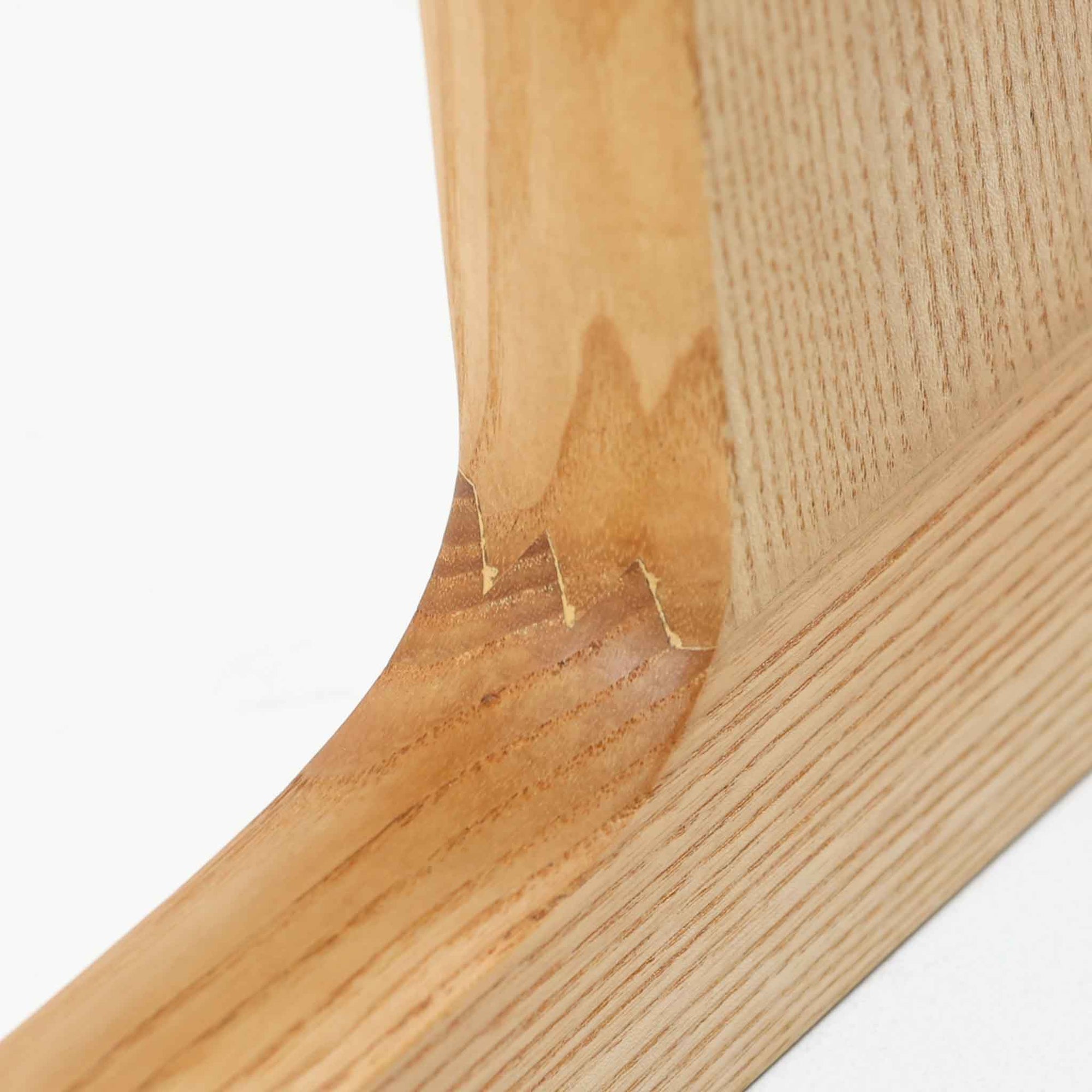 Ditte &amp; Adrian Heathがデザインし、France &amp; Sonが製作したModel 594チェアです。オーク材の無垢フレームは緩やかな曲線を描く構造となっており、軽快さと強度を両立。背と座には帆布を張り、身体をやさしく受け止めるハンモックのような座り心地が魅力です。直線と曲線が調和した端正なフォルムは、空間に静かな存在感をもたらします。経年で味わいを増した木肌とシンプルな素材使いが、北欧ビンテージならではの美しさを感じさせる一脚です。ロゴプレートより1960年代半ば～1969年頃に作成されたと推測されます。