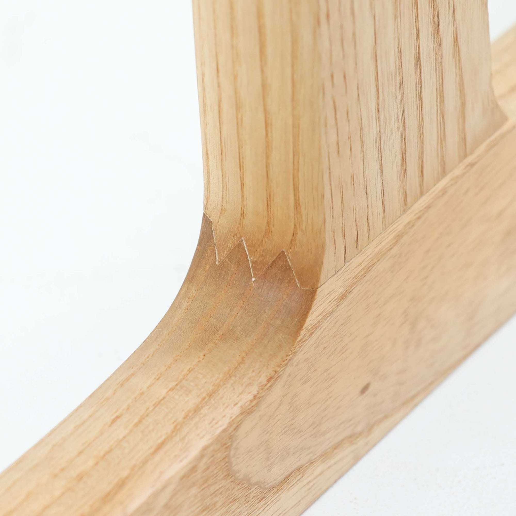 Ditte &amp; Adrian Heathがデザインし、France &amp; Sonが製作したModel 594チェアです。オーク材の無垢フレームは緩やかな曲線を描く構造となっており、軽快さと強度を両立。背と座には帆布を張り、身体をやさしく受け止めるハンモックのような座り心地が魅力です。直線と曲線が調和した端正なフォルムは、空間に静かな存在感をもたらします。経年で味わいを増した木肌とシンプルな素材使いが、北欧ビンテージならではの美しさを感じさせる一脚です。ロゴプレートより1960年代半ば～1969年頃に作成されたと推測されます。