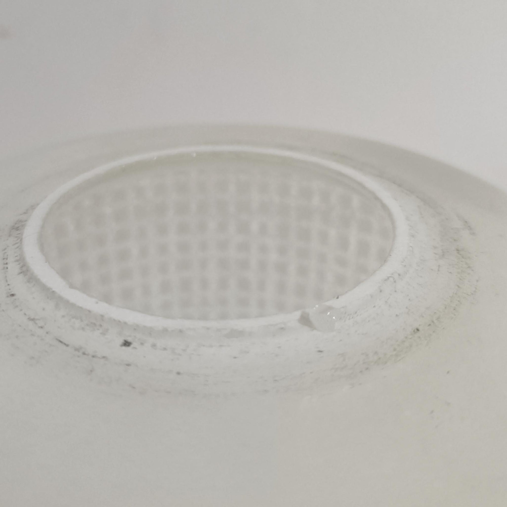 繊細なテクスチャーが施されたガラスシェードと、上部にあしらわれた真鍮パーツが上品に調和した直径11cmの小ぶりなペンダントライトで、柔らかい光がガラス越しに拡散し、空間に温かみのある雰囲気をもたらす北欧ビンテージ品です。控えめなサイズながら経年で深まった真鍮の風合いが個性を引き立て、玄関や洗面、キッチンカウンターなど小空間のアクセント照明として取り入れやすいデザインとなっています。クラフト感のあるガラスの質感が灯りに心地よい揺らぎを生み、単体でも複数灯でも美しくコーディネートできる点も魅力です。