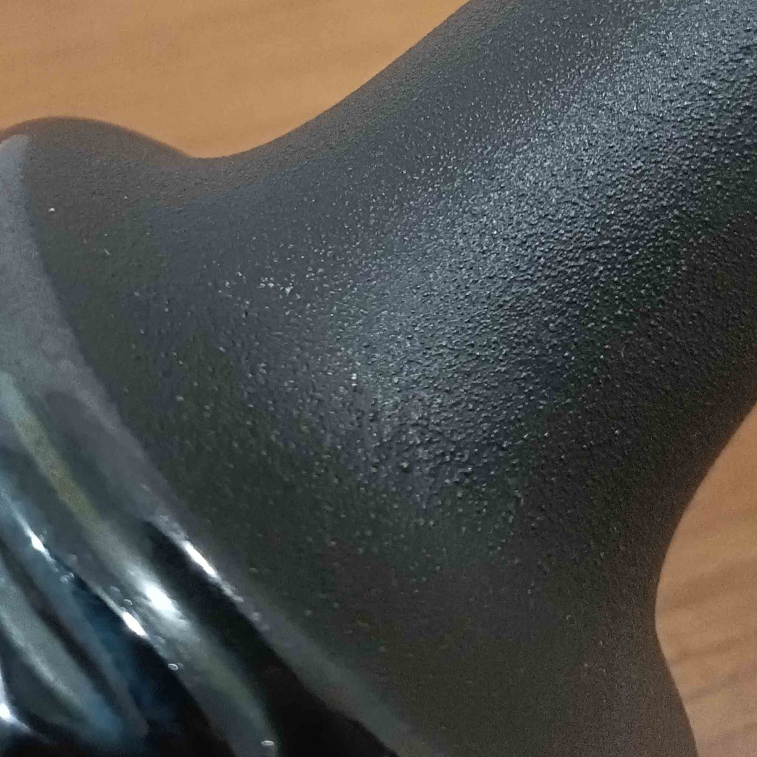 Einar JohansenがSoholm Keramik（スーホルム・セラミック）のために手掛けたモデル1038は、深みのあるブルーの釉薬が重なり合うように陰影をつくる陶磁器ベースと、上部のマットな質感とのコントラストが美しい北欧ビンテージ品で、四面に施された力強いレリーフ装飾が彫刻的な存在感を与えます。リネンシェード越しに広がる柔らかな灯りが空間を優しく包み込み、リビングやベッドサイドのアクセント照明として取り入れやすく、経年で深まった釉薬の表情が一点物ならではの味わいを一層引き立てています。