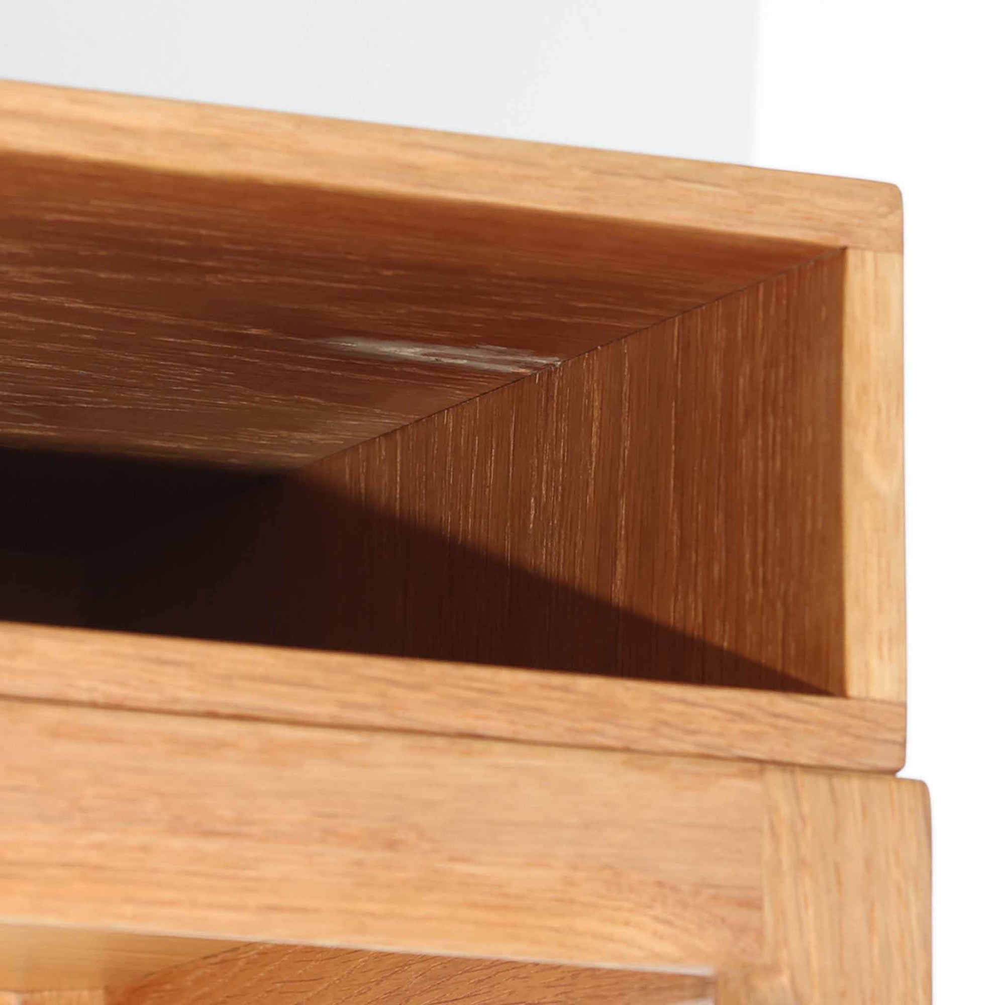 デンマークのデザイナー、カイ・クリスチャンセンによるデザイン、Aksel Kjersgaard社製のサイドテーブル「No.383」です。オーク材を用いた端正な造りで、脚部の滑らかなカーブや接合部の美しいラインなど、北欧家具の職人技が随所に感じられます。天板下には小物を収納できるスペースが設けられ、実用性とデザイン性を兼ね備えた構造です。経年によるオークの柔らかな風合いが魅力で、ベッドサイドやリビングのアクセントとしてもおすすめの一台です。