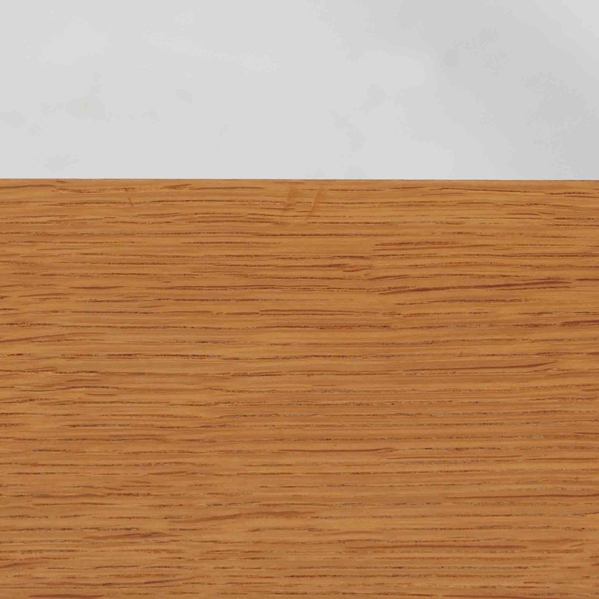 デンマークのデザイナー、カイ・クリスチャンセンによるデザイン、Aksel Kjersgaard社製のサイドテーブル「No.383」です。オーク材を用いた端正な造りで、脚部の滑らかなカーブや接合部の美しいラインなど、北欧家具の職人技が随所に感じられます。天板下には小物を収納できるスペースが設けられ、実用性とデザイン性を兼ね備えた構造です。経年によるオークの柔らかな風合いが魅力で、ベッドサイドやリビングのアクセントとしてもおすすめの一台です。