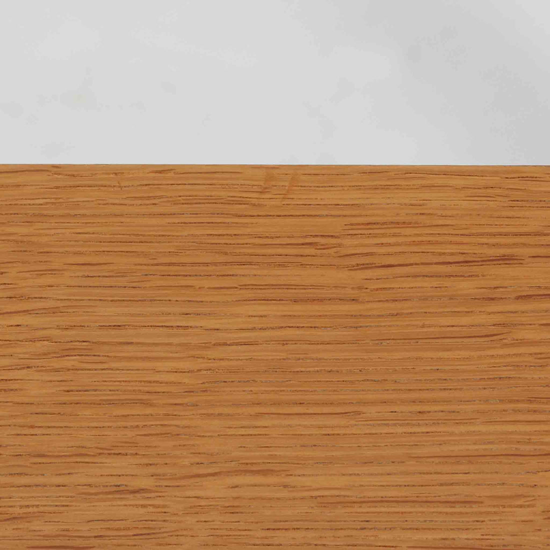 デンマークのデザイナー、カイ・クリスチャンセンによるデザイン、Aksel Kjersgaard社製のサイドテーブル「No.383」です。オーク材を用いた端正な造りで、脚部の滑らかなカーブや接合部の美しいラインなど、北欧家具の職人技が随所に感じられます。天板下には小物を収納できるスペースが設けられ、実用性とデザイン性を兼ね備えた構造です。経年によるオークの柔らかな風合いが魅力で、ベッドサイドやリビングのアクセントとしてもおすすめの一台です。