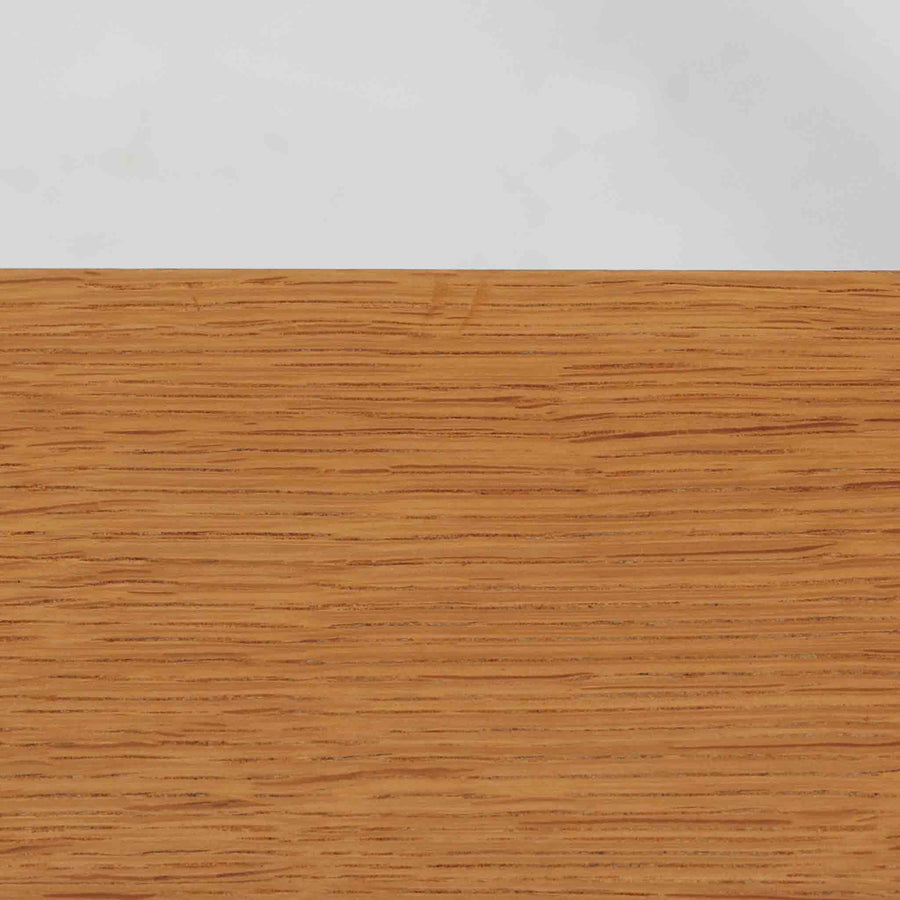 デンマークのデザイナー、カイ・クリスチャンセンによるデザイン、Aksel Kjersgaard社製のサイドテーブル「No.383」です。オーク材を用いた端正な造りで、脚部の滑らかなカーブや接合部の美しいラインなど、北欧家具の職人技が随所に感じられます。天板下には小物を収納できるスペースが設けられ、実用性とデザイン性を兼ね備えた構造です。経年によるオークの柔らかな風合いが魅力で、ベッドサイドやリビングのアクセントとしてもおすすめの一台です。