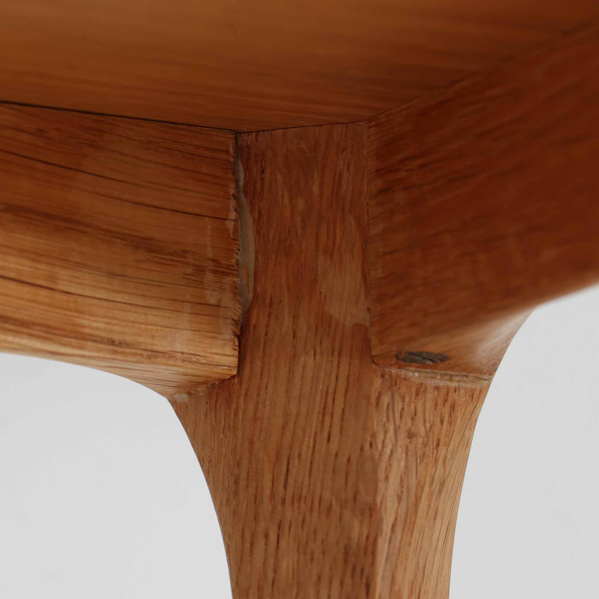 デンマークのデザイナー、カイ・クリスチャンセンによるデザイン、Aksel Kjersgaard社製のサイドテーブル「No.383」です。オーク材を用いた端正な造りで、脚部の滑らかなカーブや接合部の美しいラインなど、北欧家具の職人技が随所に感じられます。天板下には小物を収納できるスペースが設けられ、実用性とデザイン性を兼ね備えた構造です。経年によるオークの柔らかな風合いが魅力で、ベッドサイドやリビングのアクセントとしてもおすすめの一台です。