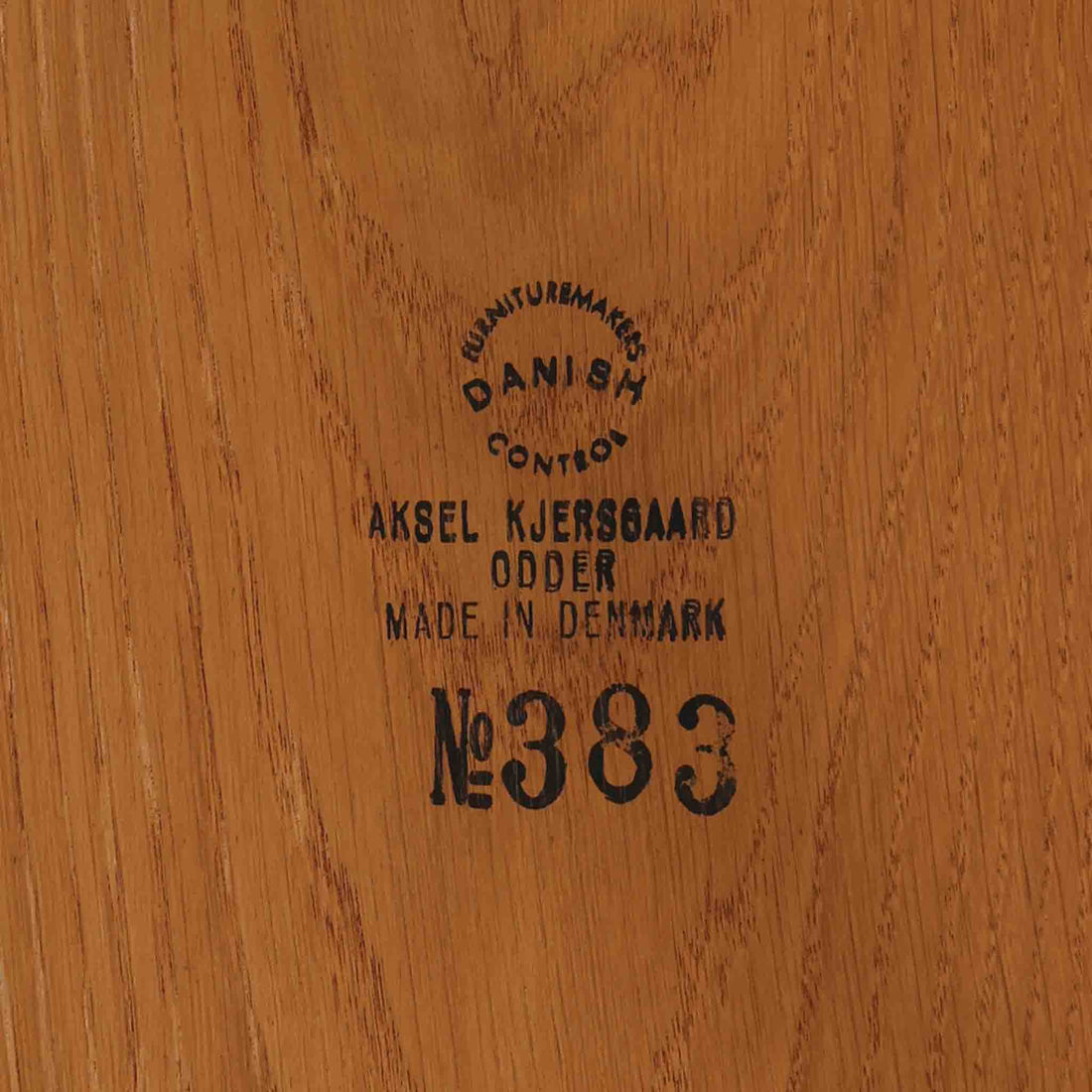 デンマークのデザイナー、カイ・クリスチャンセンによるデザイン、Aksel Kjersgaard社製のサイドテーブル「No.383」です。オーク材を用いた端正な造りで、脚部の滑らかなカーブや接合部の美しいラインなど、北欧家具の職人技が随所に感じられます。天板下には小物を収納できるスペースが設けられ、実用性とデザイン性を兼ね備えた構造です。経年によるオークの柔らかな風合いが魅力で、ベッドサイドやリビングのアクセントとしてもおすすめの一台です。