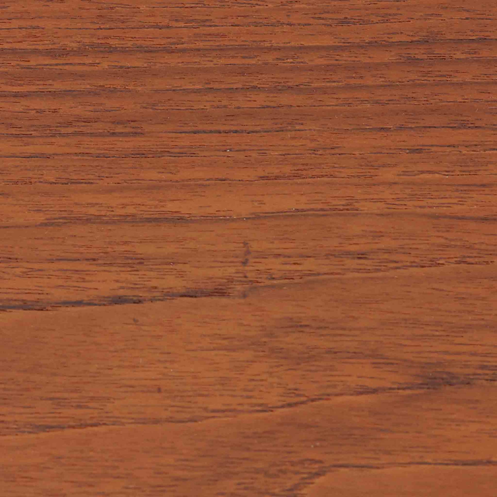 デンマーク製のサイドチェストで、シンプルなボックス構成にチーク材の豊かな風合いが映える北欧ビンテージらしい一台です。オープンスペースは本や小物の収納に便利で、引き出しには金属フレームを組み合わせたユニークな取手がアクセントとして効いています。丸みを帯びた角や細く伸びたテーパードレッグが軽快な印象を与え、ベッドサイドやソファ横でのサイドテーブル使いにも最適。経年変化の味わい深い木肌が空間に温かさと上質さを添えます。