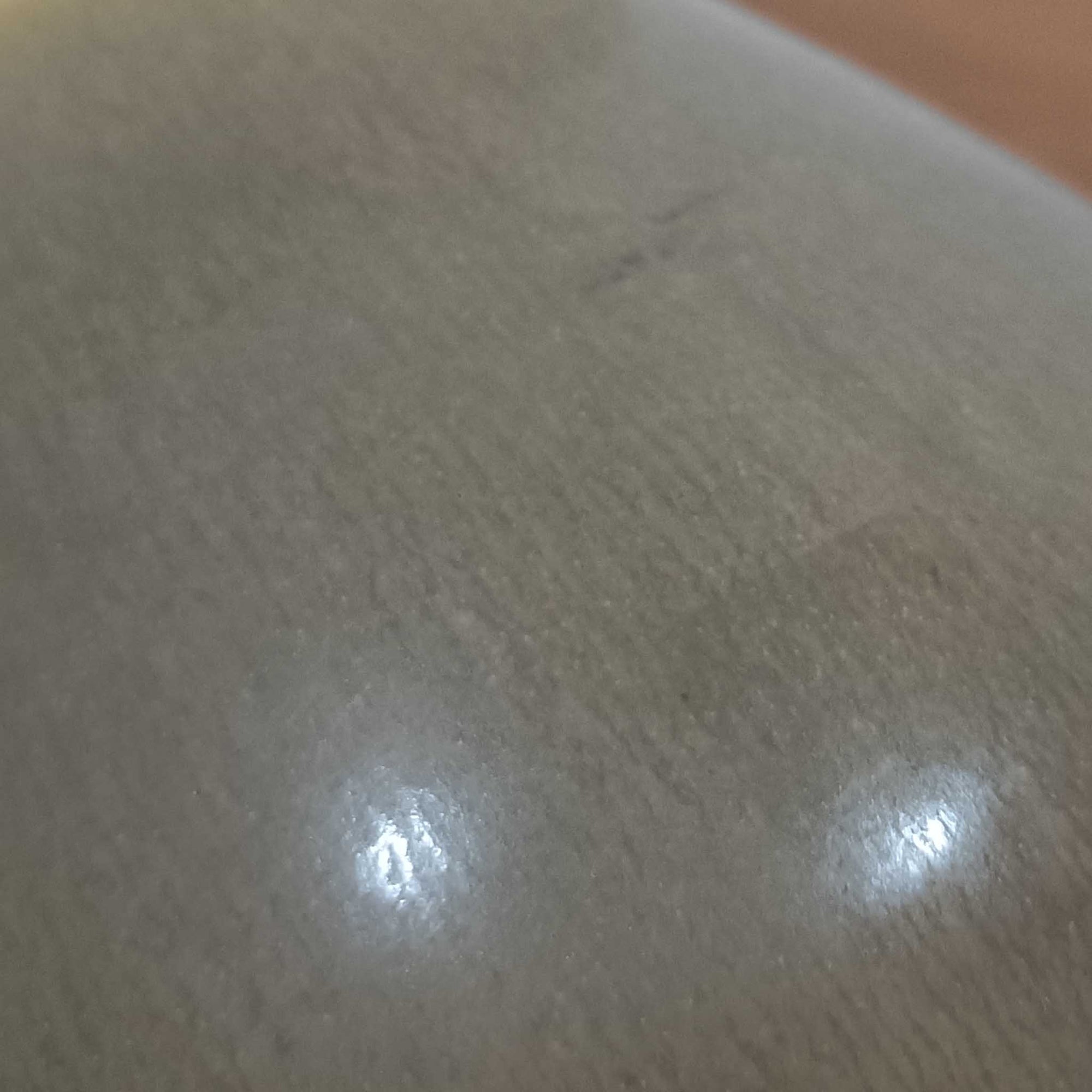 Per Lindemann SchmidtがPalshusのために手掛けたモデル「PL-5 SL 2」は、均整の取れたシルエットと滑らかに焼き締められたマットブラウンの陶肌が静かな存在感を放つテーブルランプで、首元にほんのり入る明るい釉薬のグラデーションが柔らかな表情を添える北欧ビンテージ品です。プリーツシェード越しに広がる落ち着いた灯りはリビングやベッドサイドに心地よい温もりをもたらし、シンプルながら洗練された造形美と経年で深まった風合いを長く楽しめる一台です。