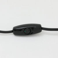 デンマーク製ビンテージテーブルランプです。無垢材を削り出したような美しい木製ベースは、丸みのある台座から細身の支柱へと滑らかにつながる有機的なフォルムが魅力。温かみある木肌には経年によって深みを増した艶が宿り、北欧家具らしい上質で落ち着いた存在感を放ちます。装飾を抑えたシンプルな造形だからこそ職人の丁寧な挽物細工が際立ち、リネンシェード越しの柔らかな灯りとともに空間に心地よい温もりを添える一台。ベッドサイドやチェスト上、デスク脇のアクセント照明としてもおすすめできる希少なビンテージ品です。