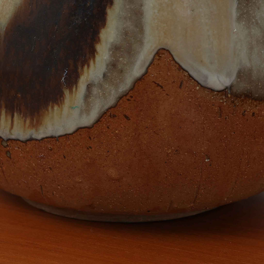 Axella製のこちらのテーブルランプは、素地を生かした陶土の質感に流れるような釉薬のグラデーションが重なり合う有機的な表情が魅力で、ぽってりとした丸みのあるフォルムと細く立ち上がる首部の対比が北欧らしい温かみのある佇まいを生み出すビンテージ品です。手仕事ならではの不均一な釉薬の景色が一点物の存在感を与え、リネンシェードからこぼれる柔らかな灯りがリビングや寝室に落ち着いた雰囲気を添え、経年で深まった陶肌の風合いが空間に自然なアクセントを加えてくれます。