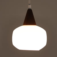 丸みを帯びた乳白ガラスシェードに温かみのあるウッドパーツを組み合わせた直径14cmのペンダントライトで、柔らかい光がふんわりと広がり、小空間に落ち着いた表情をもたらす北欧ビンテージ品です。シンプルながらもコロンとした可愛らしいフォルムがアクセントとなり、玄関や廊下、キッチンカウンターなど限られたスペースにも取り入れやすいサイズ感が魅力です。ガラス越しの柔らかな光とウッドの自然な表情が調和し、経年で深まった素材の風合いがビンテージならではの温もりを感じさせてくれます。