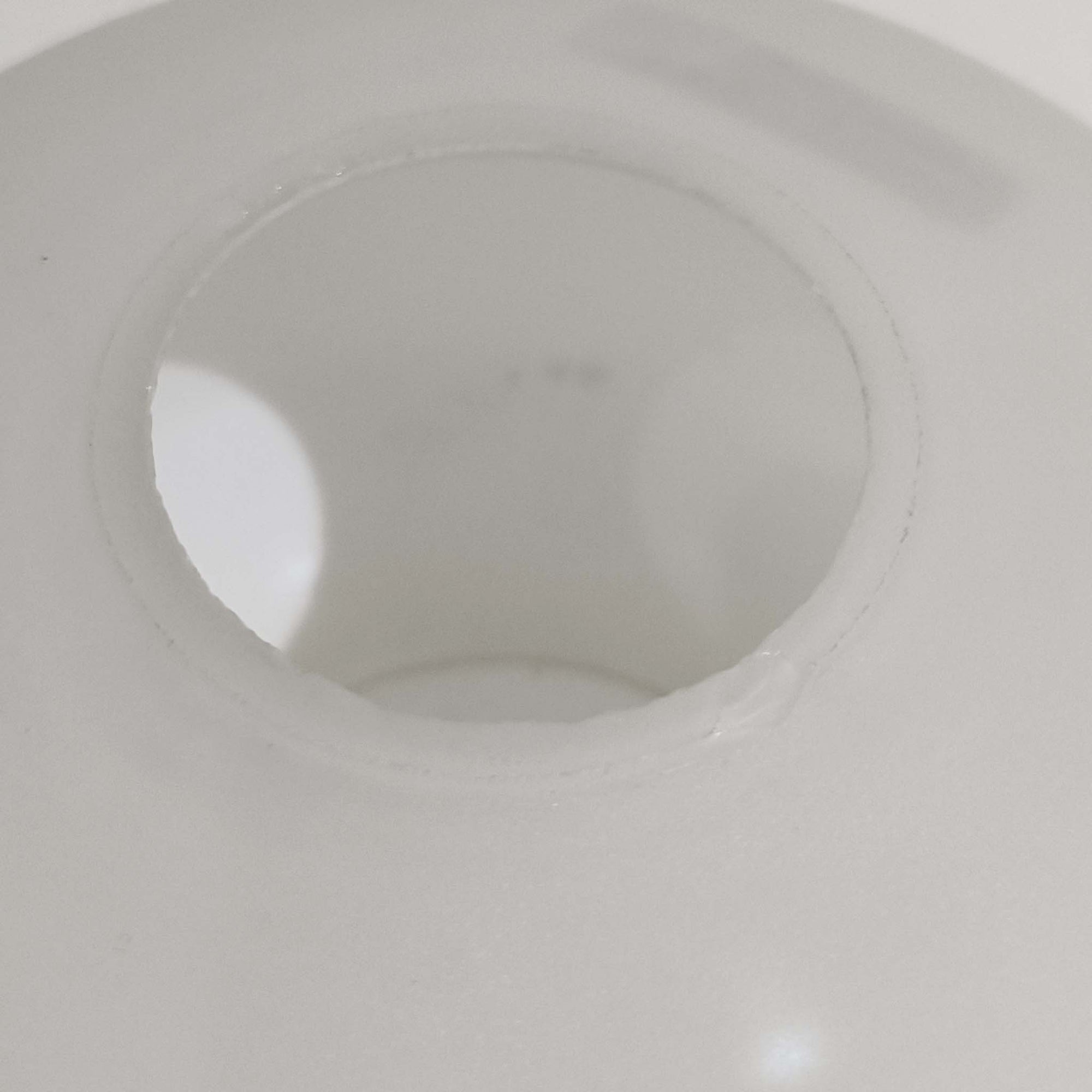 丸みを帯びた乳白ガラスシェードに温かみのあるウッドパーツを組み合わせた直径14cmのペンダントライトで、柔らかい光がふんわりと広がり、小空間に落ち着いた表情をもたらす北欧ビンテージ品です。シンプルながらもコロンとした可愛らしいフォルムがアクセントとなり、玄関や廊下、キッチンカウンターなど限られたスペースにも取り入れやすいサイズ感が魅力です。ガラス越しの柔らかな光とウッドの自然な表情が調和し、経年で深まった素材の風合いがビンテージならではの温もりを感じさせてくれます。