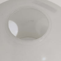 丸みを帯びた乳白ガラスシェードに温かみのあるウッドパーツを組み合わせた直径14cmのペンダントライトで、柔らかい光がふんわりと広がり、小空間に落ち着いた表情をもたらす北欧ビンテージ品です。シンプルながらもコロンとした可愛らしいフォルムがアクセントとなり、玄関や廊下、キッチンカウンターなど限られたスペースにも取り入れやすいサイズ感が魅力です。ガラス越しの柔らかな光とウッドの自然な表情が調和し、経年で深まった素材の風合いがビンテージならではの温もりを感じさせてくれます。