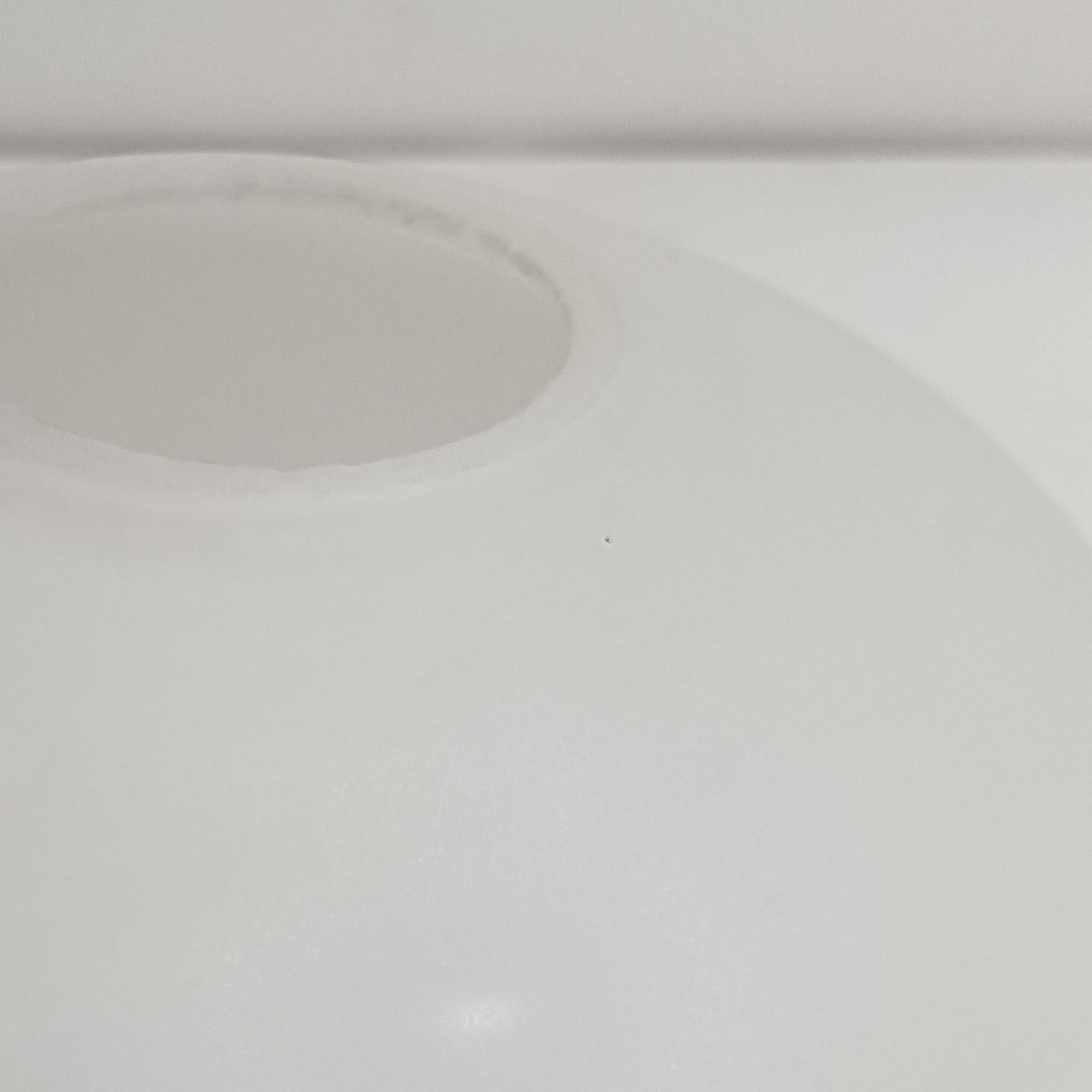 丸みを帯びた乳白ガラスシェードに温かみのあるウッドパーツを組み合わせた直径14cmのペンダントライトで、柔らかい光がふんわりと広がり、小空間に落ち着いた表情をもたらす北欧ビンテージ品です。シンプルながらもコロンとした可愛らしいフォルムがアクセントとなり、玄関や廊下、キッチンカウンターなど限られたスペースにも取り入れやすいサイズ感が魅力です。ガラス越しの柔らかな光とウッドの自然な表情が調和し、経年で深まった素材の風合いがビンテージならではの温もりを感じさせてくれます。