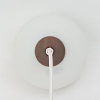 丸みを帯びた乳白ガラスシェードに温かみのあるウッドパーツを組み合わせた直径14cmのペンダントライトで、柔らかい光がふんわりと広がり、小空間に落ち着いた表情をもたらす北欧ビンテージ品です。シンプルながらもコロンとした可愛らしいフォルムがアクセントとなり、玄関や廊下、キッチンカウンターなど限られたスペースにも取り入れやすいサイズ感が魅力です。ガラス越しの柔らかな光とウッドの自然な表情が調和し、経年で深まった素材の風合いがビンテージならではの温もりを感じさせてくれます。