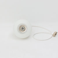 丸みを帯びた乳白ガラスシェードに温かみのあるウッドパーツを組み合わせた直径14cmのペンダントライトで、柔らかい光がふんわりと広がり、小空間に落ち着いた表情をもたらす北欧ビンテージ品です。シンプルながらもコロンとした可愛らしいフォルムがアクセントとなり、玄関や廊下、キッチンカウンターなど限られたスペースにも取り入れやすいサイズ感が魅力です。ガラス越しの柔らかな光とウッドの自然な表情が調和し、経年で深まった素材の風合いがビンテージならではの温もりを感じさせてくれます。