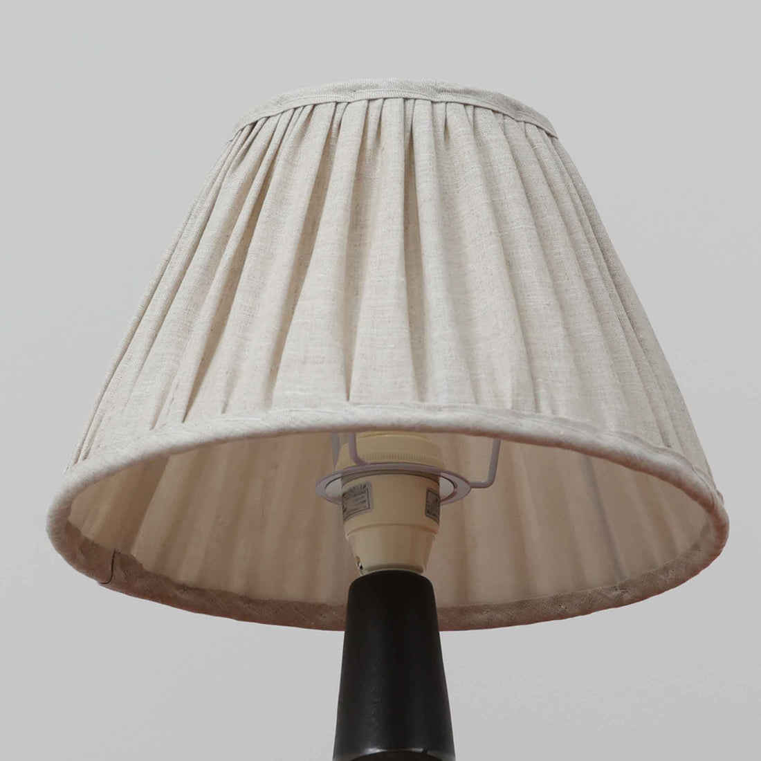 Einar JohansenがSoholm Keramikのために手掛けたモデル「1052」は、濃淡のある深いブルーグラデーションと面取りを施した立体的なフォルムが美しく、上部のマットな質感とのコントラストが上品な存在感を生む北欧ビンテージのテーブルランプです。柔らかく広がるリネンシェードの灯りが陰影豊かな陶肌をやさしく照らし、リビングや寝室のアクセントとして取り入れやすく、経年で深まった釉薬の表情が一点物ならではの味わいを引き立てています。