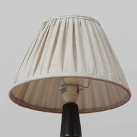 Einar JohansenがSoholm Keramikのために手掛けたモデル「1052」は、濃淡のある深いブルーグラデーションと面取りを施した立体的なフォルムが美しく、上部のマットな質感とのコントラストが上品な存在感を生む北欧ビンテージのテーブルランプです。柔らかく広がるリネンシェードの灯りが陰影豊かな陶肌をやさしく照らし、リビングや寝室のアクセントとして取り入れやすく、経年で深まった釉薬の表情が一点物ならではの味わいを引き立てています。