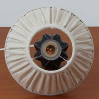 Einar JohansenがSoholm Keramikのために手掛けたモデル「1052」は、濃淡のある深いブルーグラデーションと面取りを施した立体的なフォルムが美しく、上部のマットな質感とのコントラストが上品な存在感を生む北欧ビンテージのテーブルランプです。柔らかく広がるリネンシェードの灯りが陰影豊かな陶肌をやさしく照らし、リビングや寝室のアクセントとして取り入れやすく、経年で深まった釉薬の表情が一点物ならではの味わいを引き立てています。