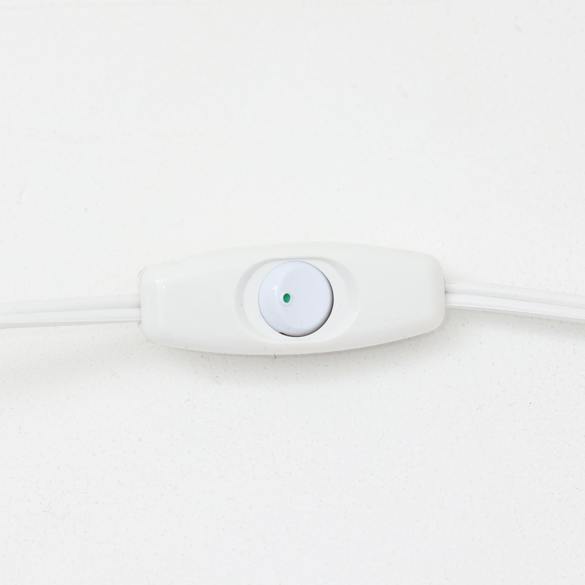 Rigmor Nielsenがデザインし、Soholm Keramikが製作したテーブルランプです。高さ29cmの扱いやすいサイズに、深みのあるネイビーブルーの陶磁器ベースとやわらかなリネンシェードを組み合わせた、北欧らしい静かな存在感が魅力。ベース下部には幾何学的な白いライン文様がぐるりと施され、ミッドセンチュリーらしいリズム感ある意匠が空間のアクセントになります。点灯時にはシェード越しの穏やかな光が陶器のマットな質感と深い青色を引き立て、チェストやベッドサイド、デスク脇にも心地よい温もりを演出。希少なRigmor Nielsen作品ならではの芸術性とビンテージの味わいを楽しめる一台です。