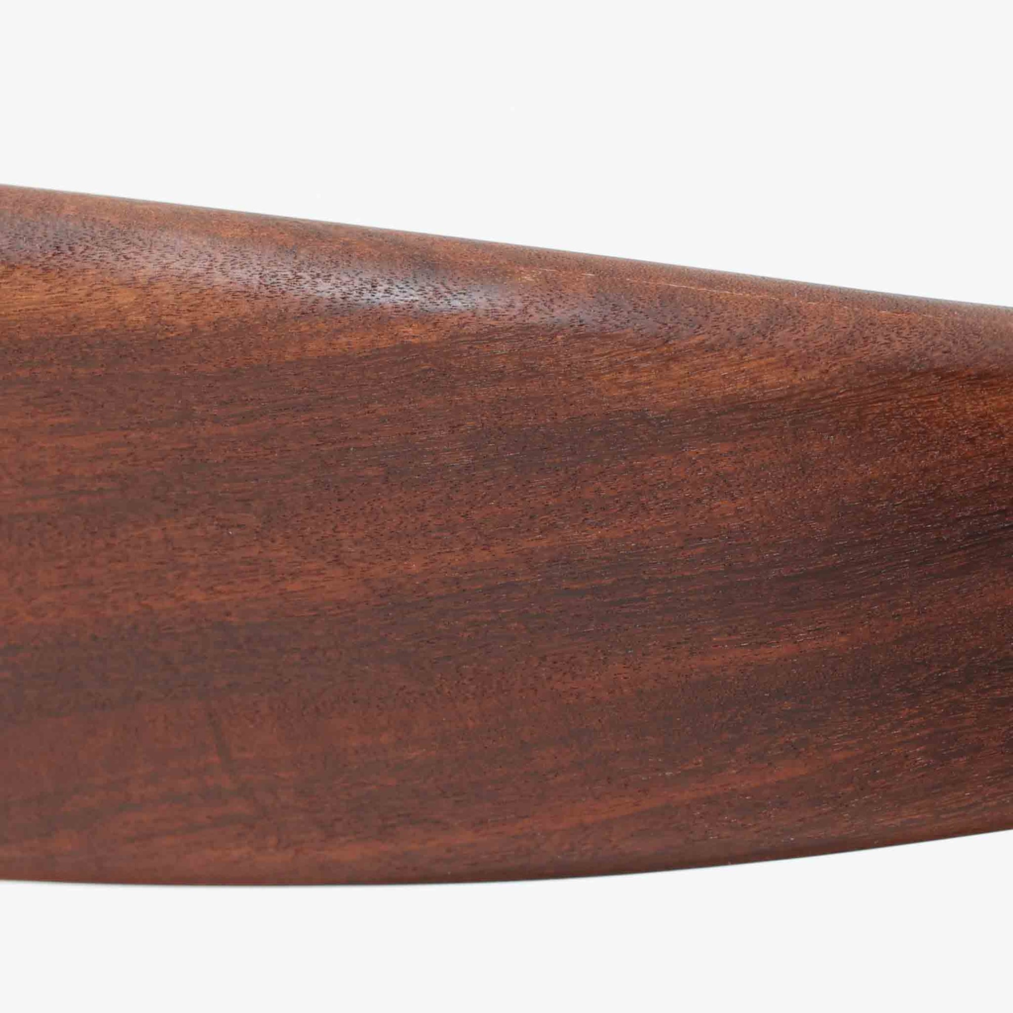 Kai Kristiansenがデザインし、Magnus Olesenが製作したTrojaアームチェアです。アフロモシア材の滑らかな木肌と深みのある色合いが美しく、背からアームへと一体で削り出されたフレームが身体をやさしく包み込みます。わずかに湾曲した笠木や細身の脚部が軽快な印象を与え、立ち座りの動作も自然。張り替え済みの座面は快適な掛け心地を備え、ダイニングや書斎空間に北欧ビンテージならではの気品と造形美をもたらす一脚です。ロゴは、デンマークの家具販売店（小売店）である Brdr. Ellehuus（エルフース兄弟店） のものです。