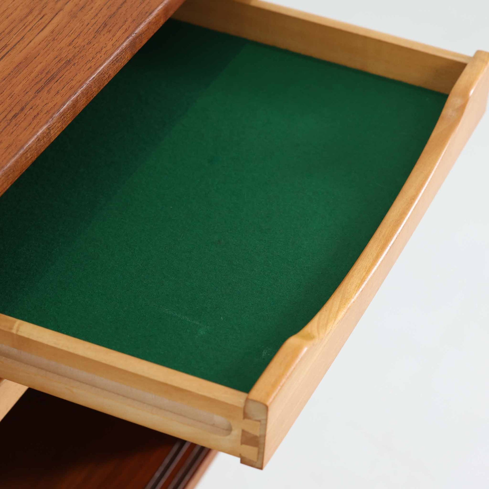 Kai Kristiansenがデザインし、Feldballes Mobelfabrikが製作した幅86cmの小ぶりなボードです。チーク材の美しい木目を活かした端正な箱型フォルムに、丸い引き手付きの引き戸がアクセントを添えます。内部には棚とトレー収納を備え、書類や小物を整理しやすい実用的な構造。すらりと伸びる脚部が軽やかさを演出し、限られた空間にも取り入れやすいサイズ感です。経年により深みを増した木肌が、北欧ビンテージならではの温もりと存在感を感じさせます。