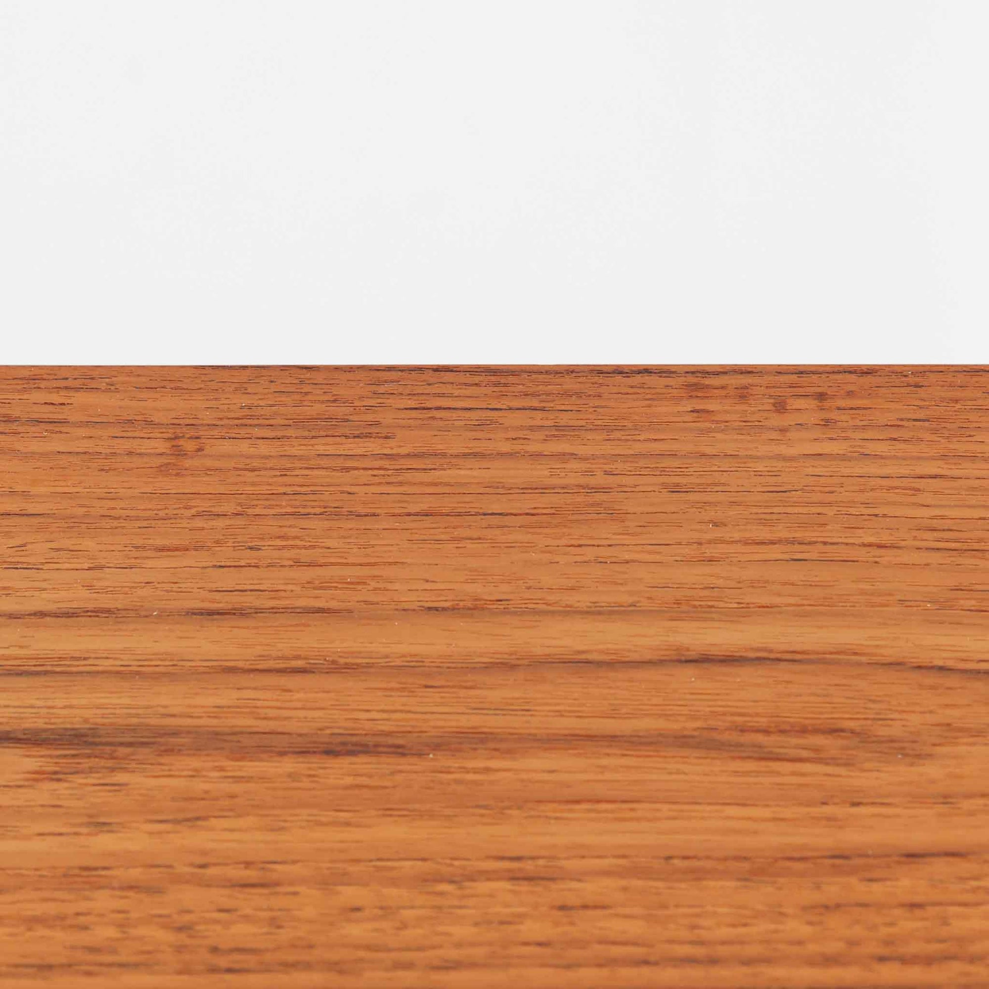 Kai Kristiansenがデザインし、Feldballes Mobelfabrikが製作した幅86cmの小ぶりなボードです。チーク材の美しい木目を活かした端正な箱型フォルムに、丸い引き手付きの引き戸がアクセントを添えます。内部には棚とトレー収納を備え、書類や小物を整理しやすい実用的な構造。すらりと伸びる脚部が軽やかさを演出し、限られた空間にも取り入れやすいサイズ感です。経年により深みを増した木肌が、北欧ビンテージならではの温もりと存在感を感じさせます。